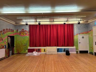 Love the stage curtains