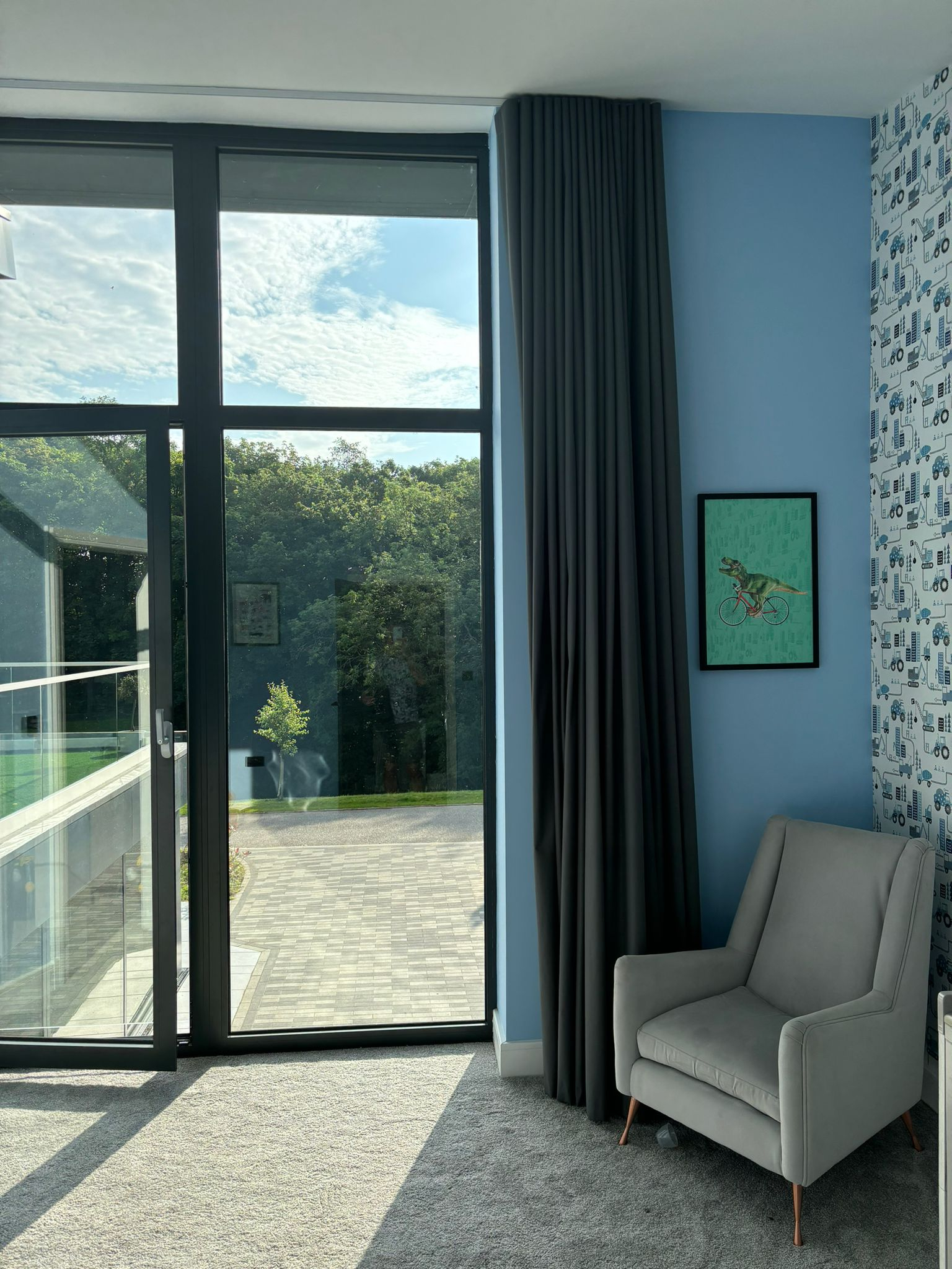 Wave curtains on electric curtain track